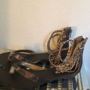 Camouflage sandals with ankle chains